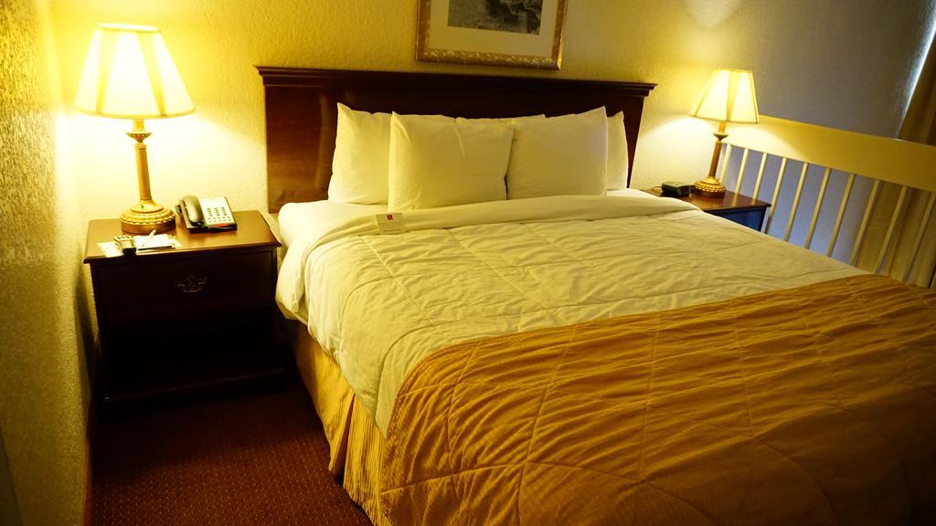 Hotel Ramada By Wyndham Wichita Airport Exteriér fotografie