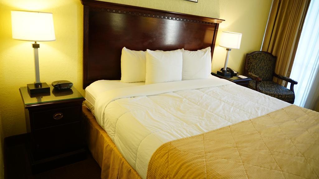 Hotel Ramada By Wyndham Wichita Airport Pokoj fotografie