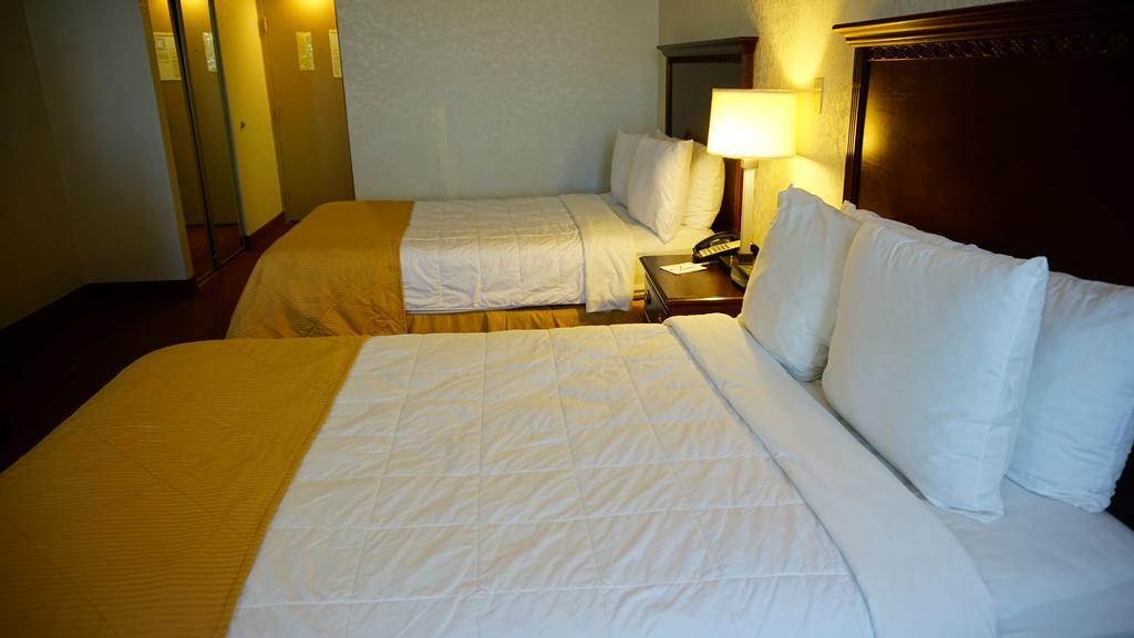 Hotel Ramada By Wyndham Wichita Airport Exteriér fotografie