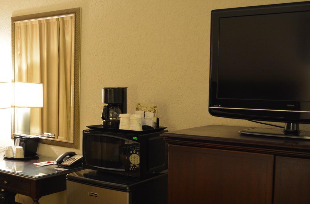 Hotel Ramada By Wyndham Wichita Airport Exteriér fotografie