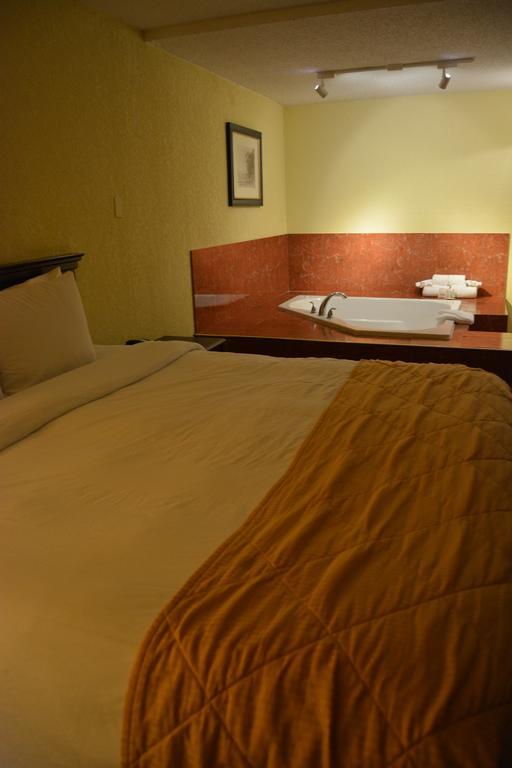 Hotel Ramada By Wyndham Wichita Airport Exteriér fotografie