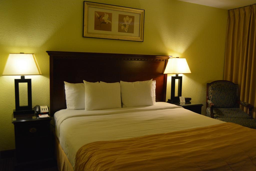 Hotel Ramada By Wyndham Wichita Airport Exteriér fotografie