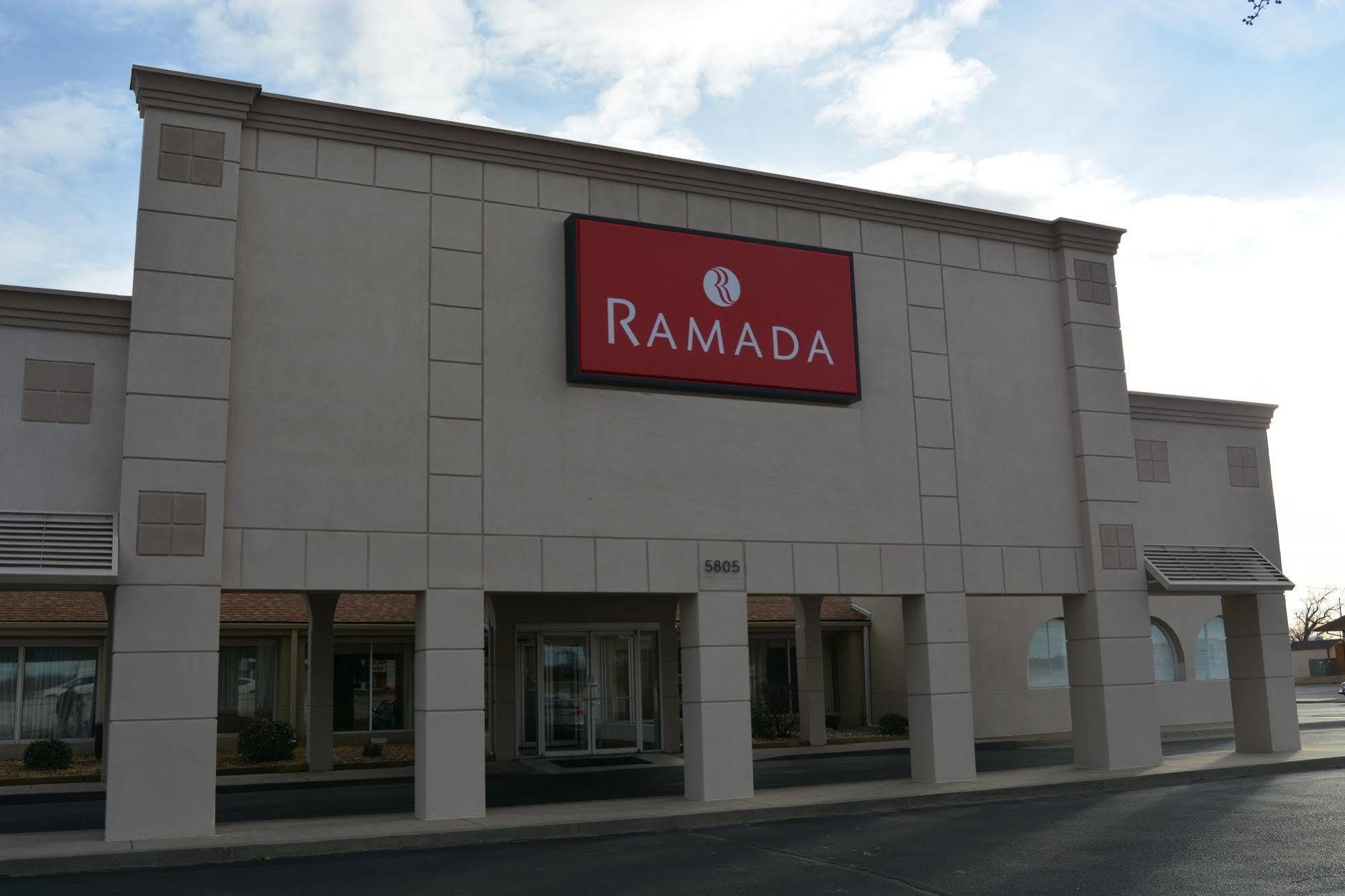Hotel Ramada By Wyndham Wichita Airport Exteriér fotografie
