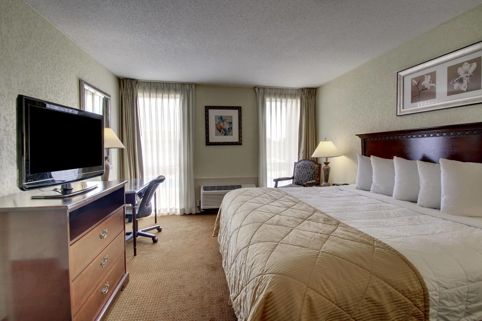 Hotel Ramada By Wyndham Wichita Airport Exteriér fotografie