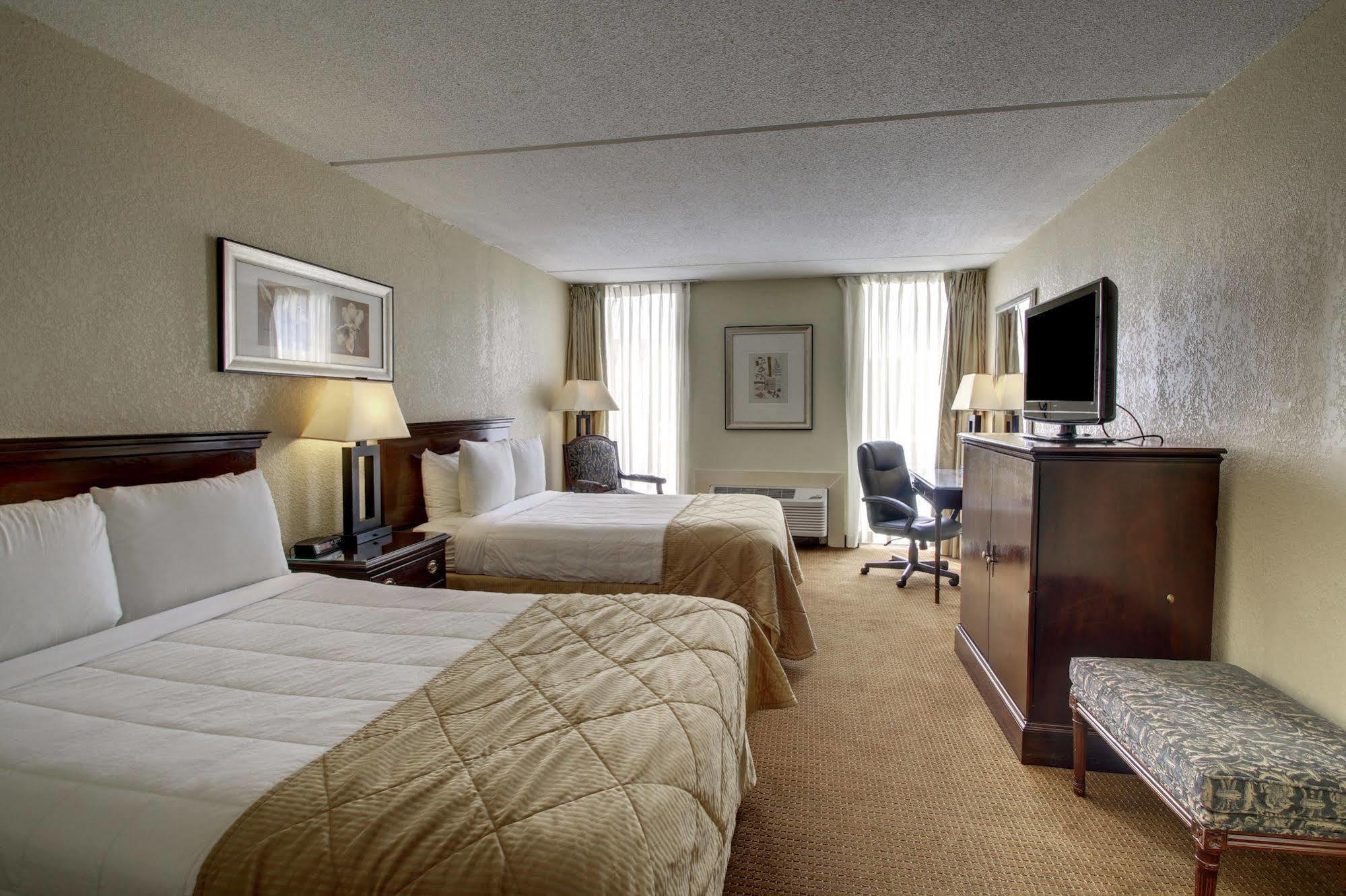 Hotel Ramada By Wyndham Wichita Airport Exteriér fotografie