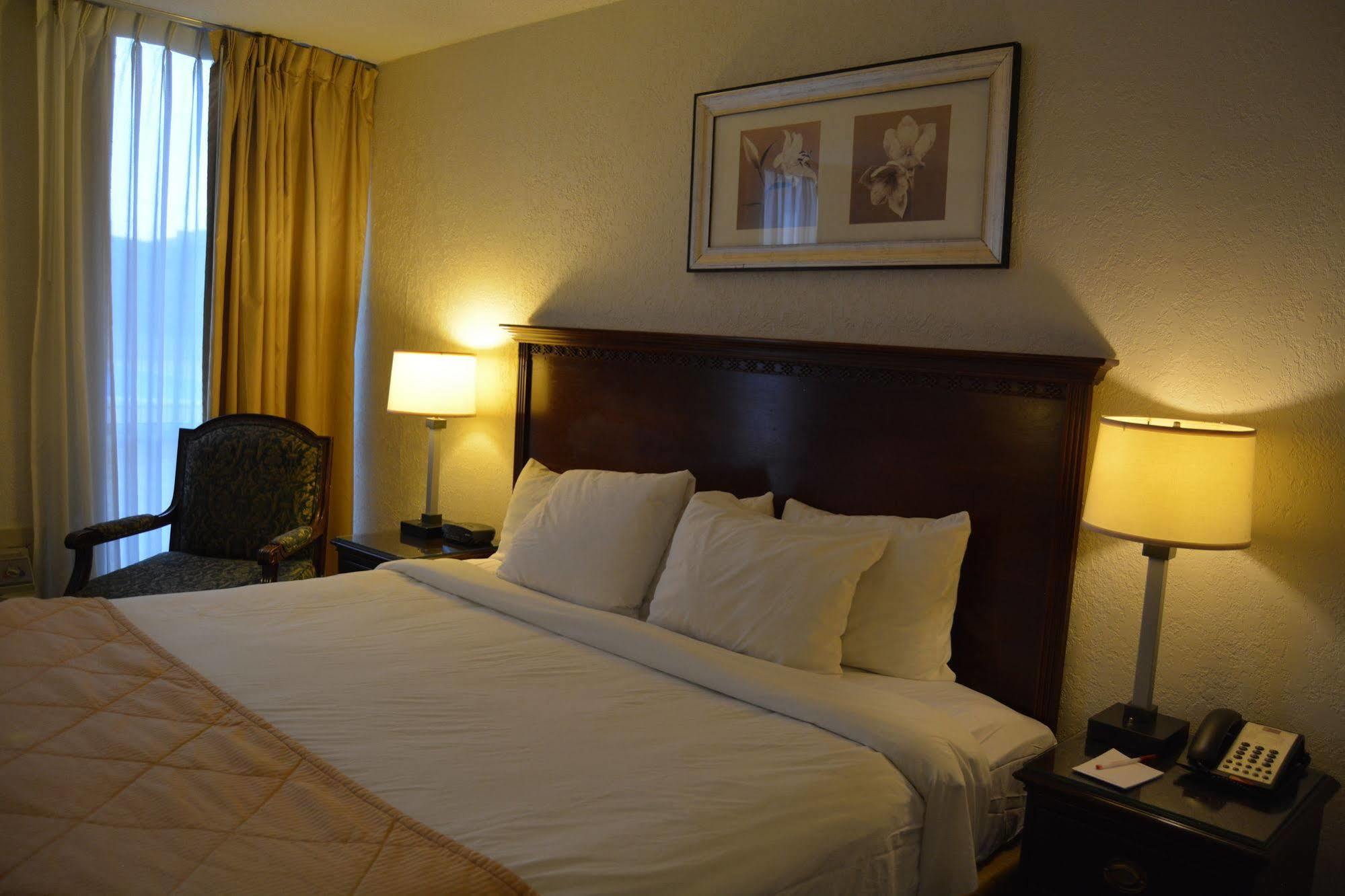 Hotel Ramada By Wyndham Wichita Airport Exteriér fotografie
